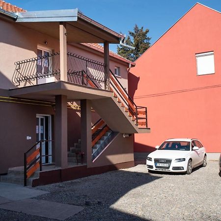 Apartmani Centar Lux New ズレニャニン エクステリア 写真