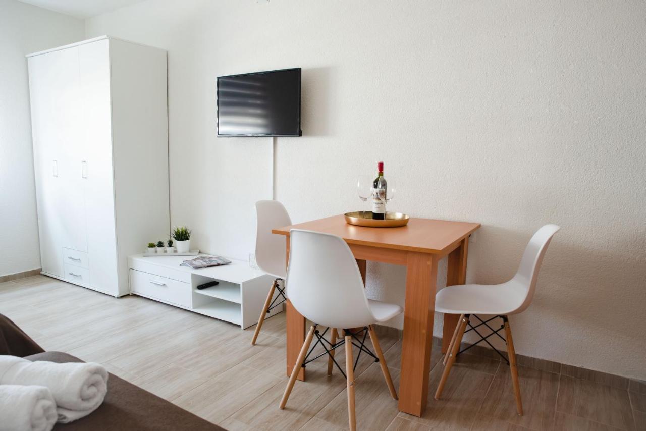 Apartmani Centar Lux New ズレニャニン エクステリア 写真
