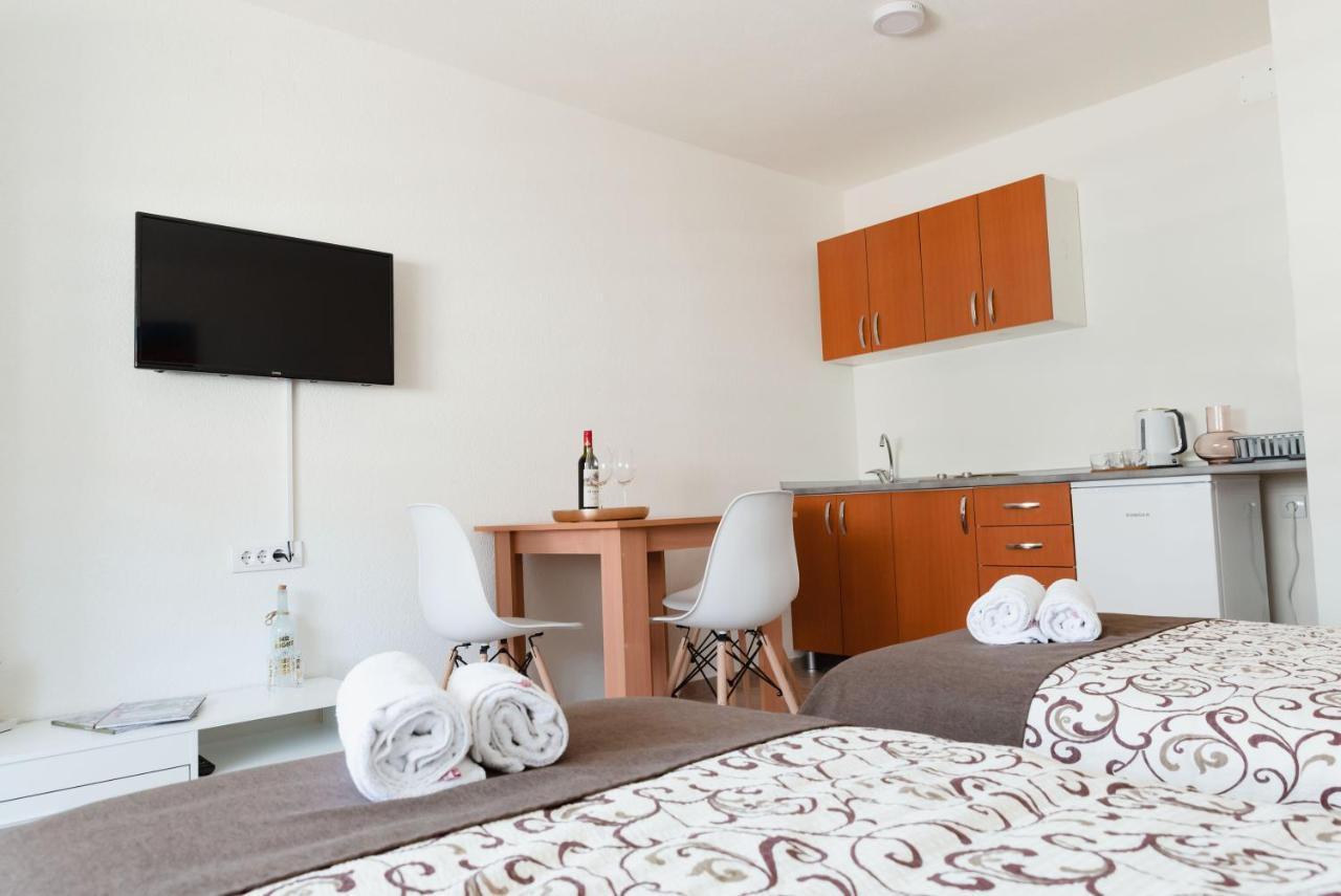 Apartmani Centar Lux New ズレニャニン エクステリア 写真