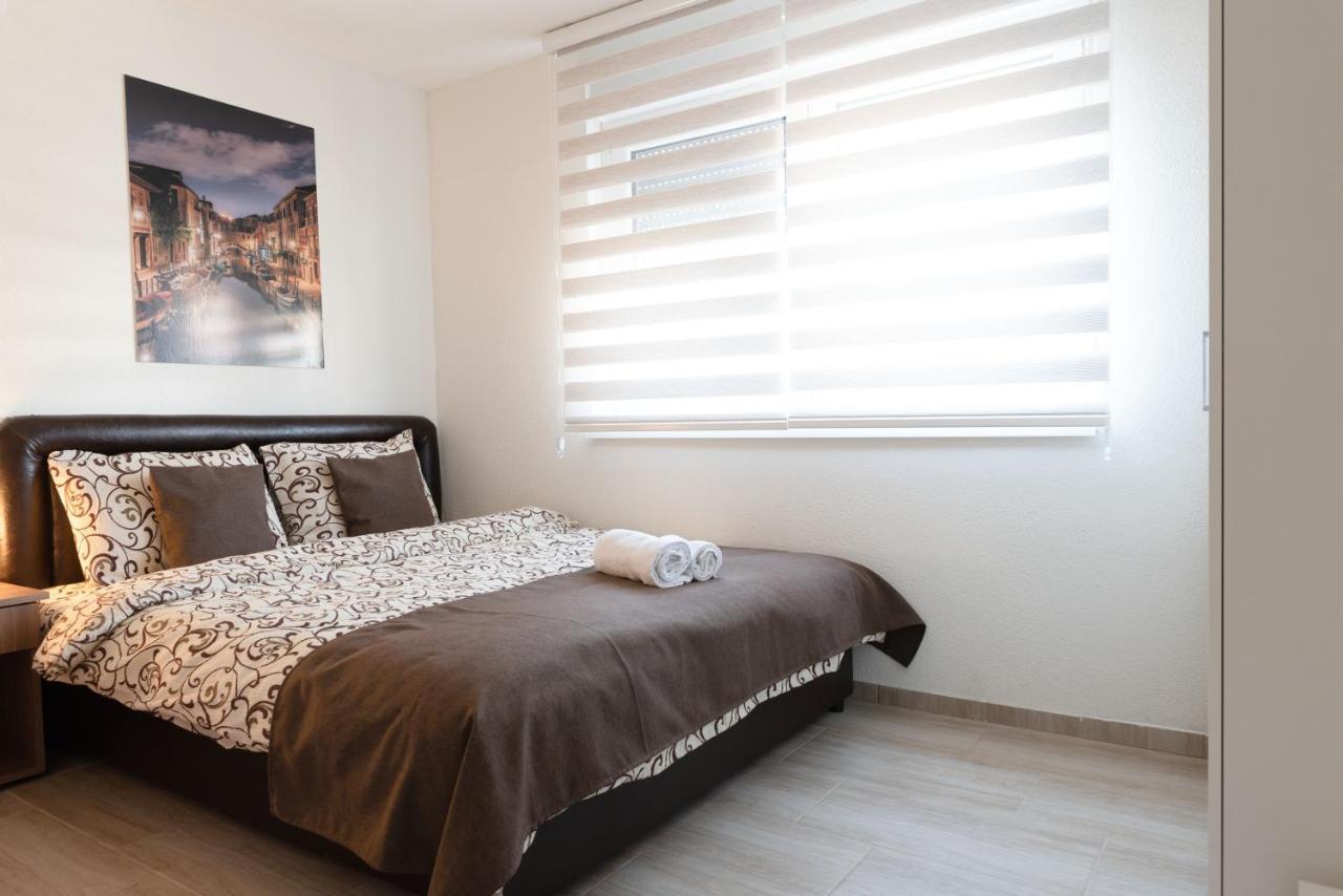 Apartmani Centar Lux New ズレニャニン エクステリア 写真