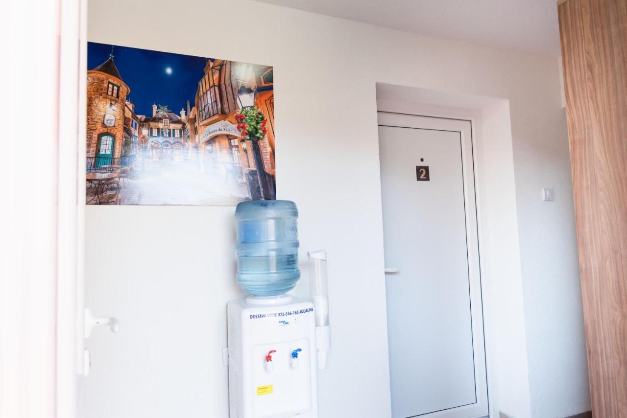 Apartmani Centar Lux New ズレニャニン エクステリア 写真