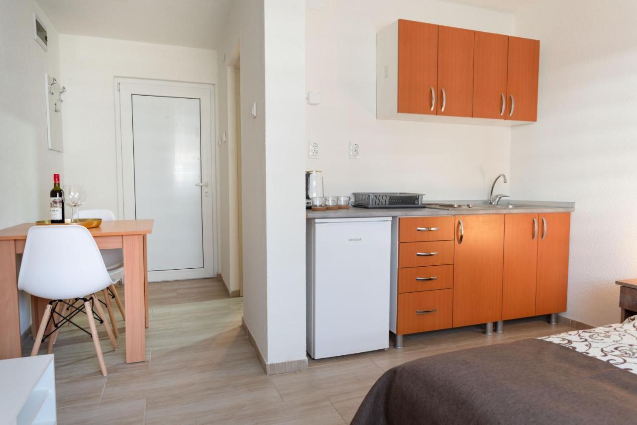 Apartmani Centar Lux New ズレニャニン エクステリア 写真